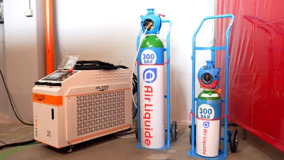 manual_laser_welding_machine_and_al_cylinders